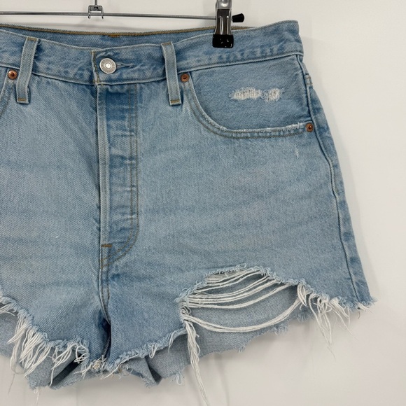 Levi’s 501 Original High Rise Button Fly Cut Off Denim Shorts in Light Wash 32 - Picture 8 of 15